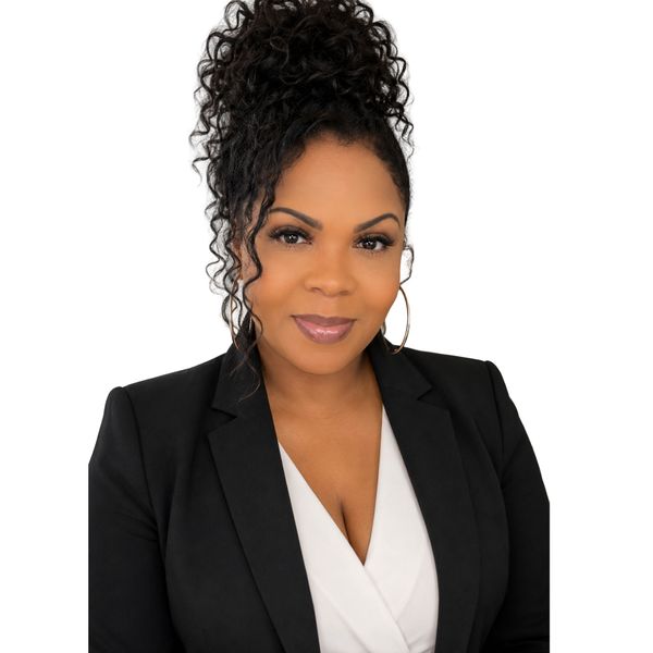 Dylana Lyons, Real Estate Agent